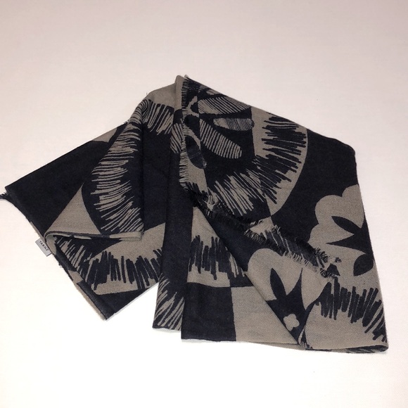 Yarnz scarf 28.5”x43” - Picture 10 of 11